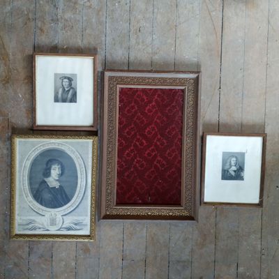 trois tableaux encadrés sur le mur d'une pièce