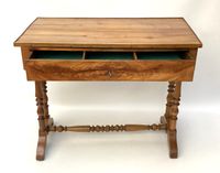 Petite table à ouvrage en noyer et bois naturel ouvrant par …