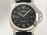 une montre avec un cadran noir et un bracelet en cuir noir