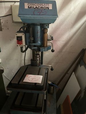 une machine posée sur une table dans une pièce