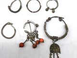 cinq paires de boucles d'oreilles argentées et corail, ainsi qu'une paire de créoles