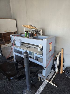 une machine qui se trouve dans le coin d'une pièce