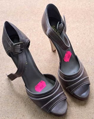 119 / Paire de chaussures à talon - SAN MARINA - Point…