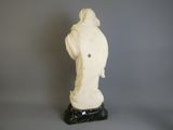 l'image d'une statue d'un homme avec un chapeau sur la tête