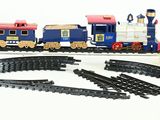 un petit train assis sur les rails