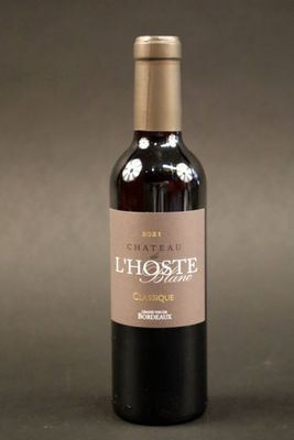 une bouteille de vin posée sur une table
