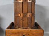 paire de seaux anciens en bois sur un support muni d'un tiroir