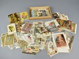 beaucoup de vieilles cartes postales dans une boîte en bois