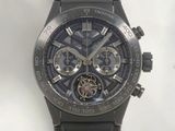 gros plan d'une montre sur une surface blanche