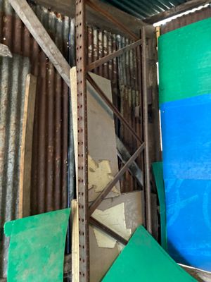 Deux racks à palettes en métal, 5 m en tout