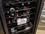 une cave à vin qui contient beaucoup de bouteilles