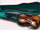 un violon dans un étui sur une surface blanche
