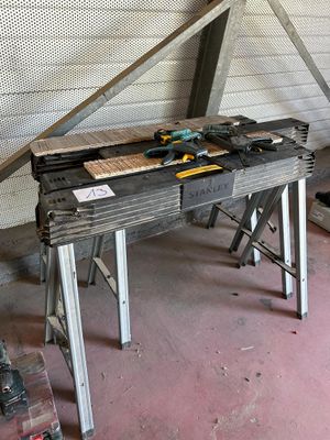une photo d'un établi dans un garage avec des outils dessus
