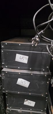 trois valises empilées les unes sur les autres dans une pièce