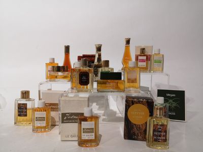 de nombreux parfums de toutes sortes exposés sur une table