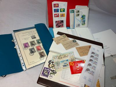 de nombreux types de timbres et d'enveloppes disposés sur une table