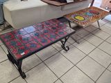 Quelqu'un est assis sur un canapé dans un salon, avec une table basse