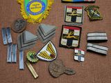 beaucoup d'insignes et de badges militaires par terre