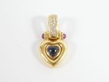une image représentant un pendentif en forme de cœur en or, orné d'un saphir et de diamants