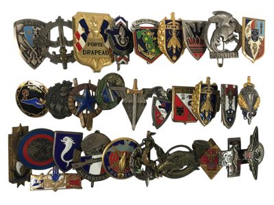 de nombreux types de badges différents sur fond blanc