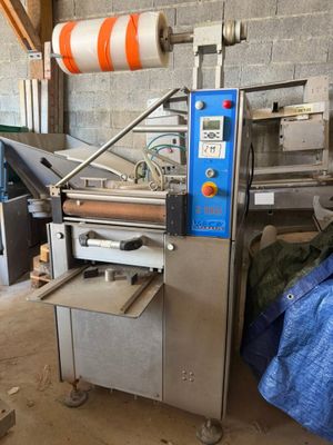 une machine sur laquelle est placé un rouleau de papier