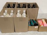 plusieurs cartons de gel hydroalcoolique et de savon posés par terre
