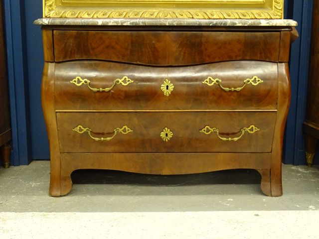 Commode façade mouvementée en acajou et placage d’acajou ouvrant ...