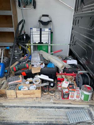 tout un tas d'outils à l'arrière d'un camion