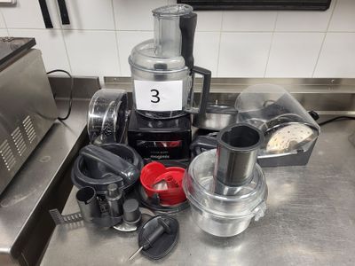 un mixeur posé sur un plan de travail de cuisine, sur lequel figure un numéro