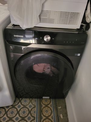 un lave-linge et un sèche-linge dans le coin d'une pièce