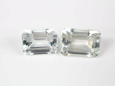 une paire de deux diamants taille émeraude sur un fond blanc