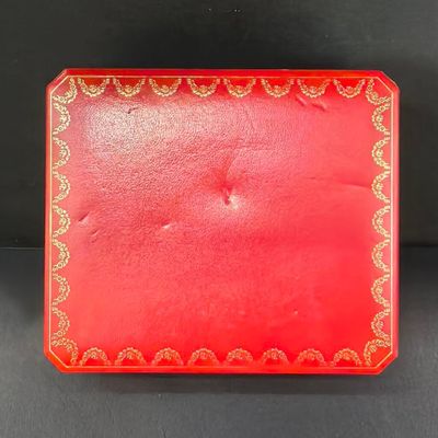 une boîte rouge ornée d'un motif doré