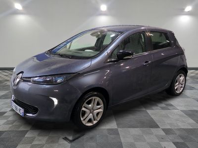 la photo d'une voiture grise garée dans un garage