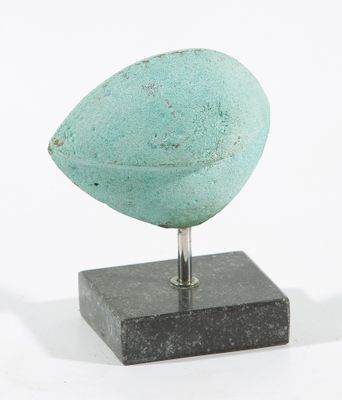 sculpture représentant un oiseau posé sur un socle, sur fond blanc