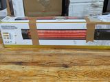 une boîte équipée d'un radiateur, posée sur une table en bois