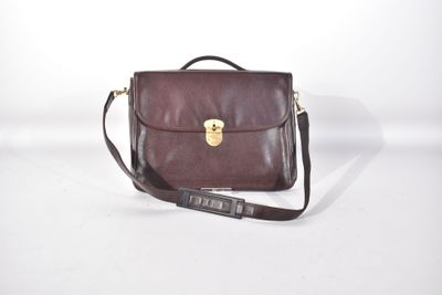 porte-documents en cuir marron sur fond blanc, muni d'une sangle et d'une poignée