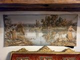 un tableau accroché au mur au-dessus d'un canapé dans une pièce