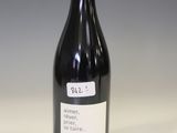 une bouteille de vin posée sur une table