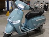 un scooter garé dans un garage