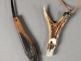 deux antilopes, une antilope, une antilope et un couteau sur une table