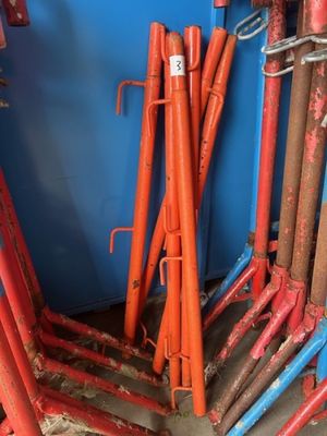 un tas de tuyaux qui traînent dans une pièce