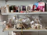de nombreux types de produits de beauté exposés sur les rayons