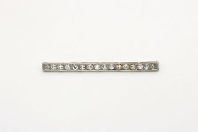 une image d'une bague en forme de barre de diamant sur fond blanc