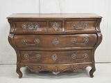 une commode en bois ornée de sculptures