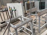 de nombreux meubles en cours de fabrication dans un bâtiment