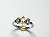 un gros plan d'une bague sertie d'un diamant jaune et d'un diamant blanc