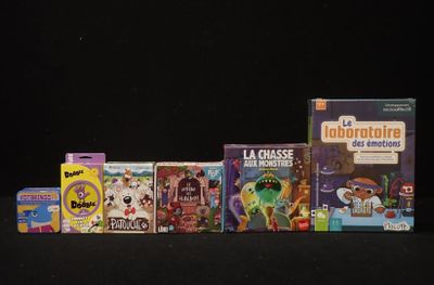 Plusieurs livres pour enfants sont alignés sur une surface noire