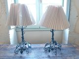 deux lampes posées sur une table devant une fenêtre
