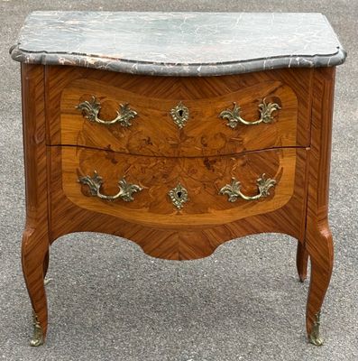 une commode avec un plateau en marbre posée sur un piètement en bois