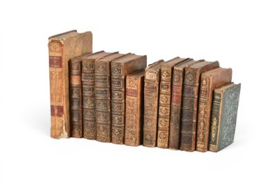 de nombreux livres anciens alignés en rang sur une surface blanche